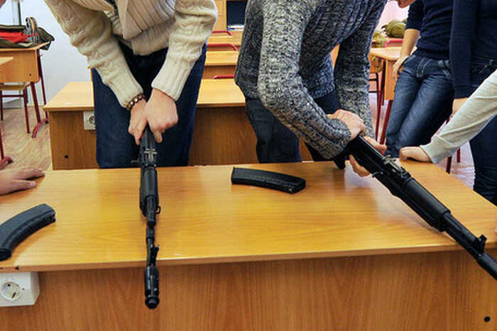 В школах начали продвигать лагеря с тактической подготовкой для учеников
