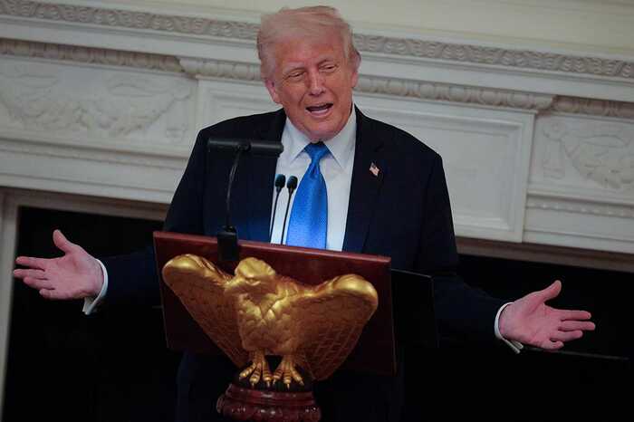Трамп подчеркнул, что видит шанс для достижения мира, поэтому не поддерживает ужесточение санкций против России