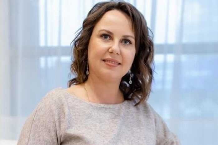 Руководитель Фонда развития предпринимательства Наталья Артемьева демонстрирует колье Magic Alhambra стоимостью 31,5 тысяч долларов