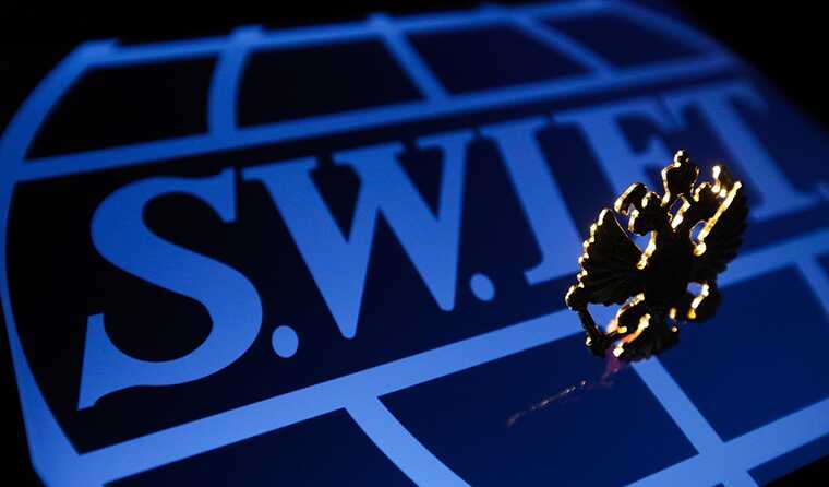 Европейский союз может отрезать более 20 банков России от системы SWIFT