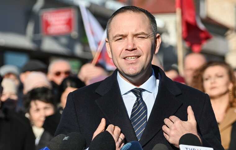 Во время теледебатов Навроцкий вызвал ажиотаж подозрительным движением
