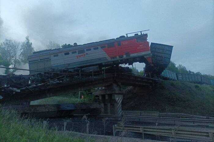 Обрушение моста в Курской области: локомотив упал на автодорогу