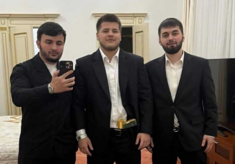 В сеть попали кадры со свадьбы Адама Кадырова, где он стреляет в воздух из золотого пистолета
