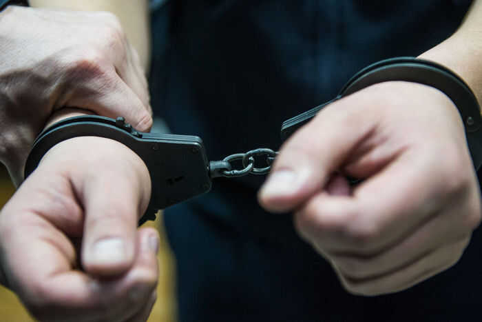 В Санкт-Петербурге пьяный мужчина оставил признание в любви на баннерах, посвящённых 80-летию Победы