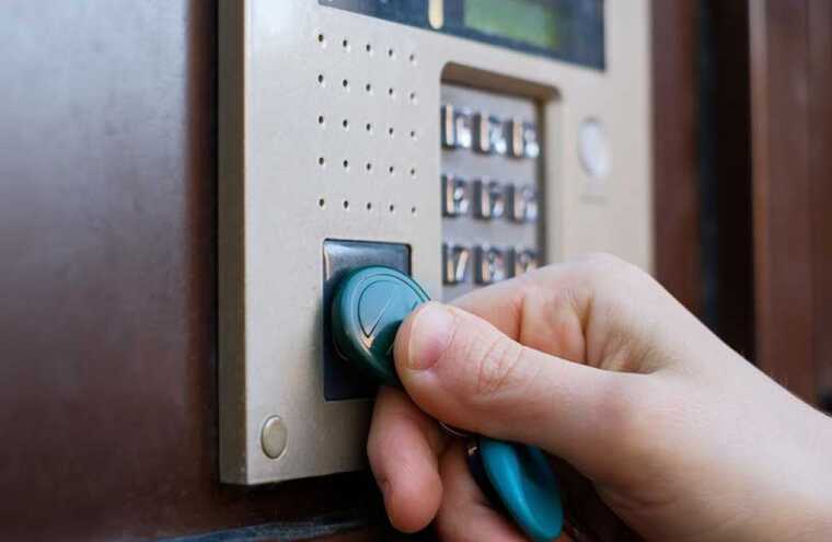 Злоумышленники под видом сервисных работников домофонов похищают деньги россиян