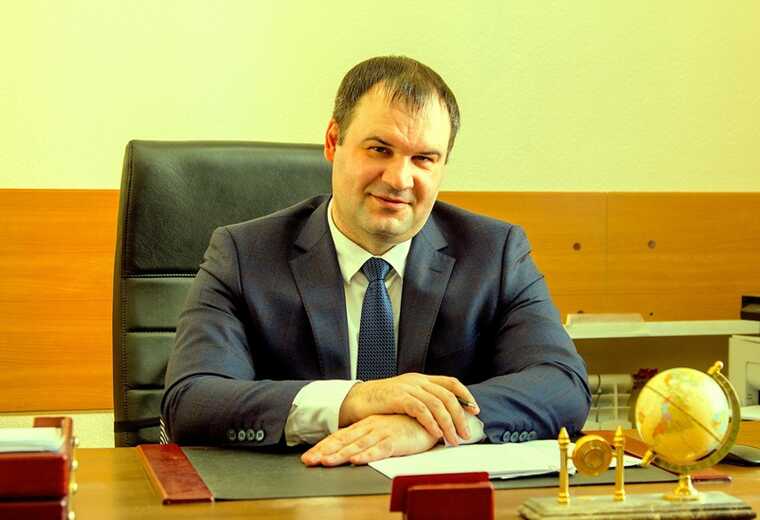 Проректора медуниверситета в Красноярске Михаила Кулешко заключили под стражу за хищение премий