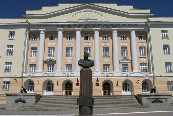 Под Екатеринбургом офицер Суворовского училища заподозрен в половом контакте с курсантом
