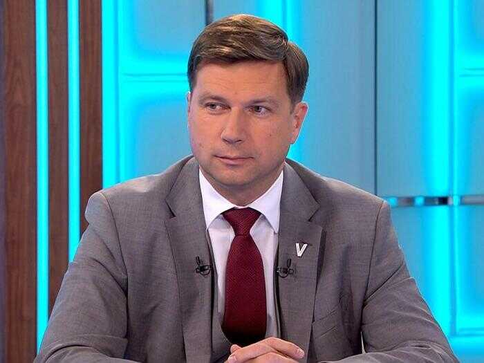 Линченко инспектирует строительство трамвайной линии в каске из карбона за 66 тысяч рублей